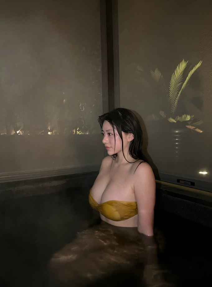 【微密圈】奶宝妹纸-夜晚的泳池 [24P10V-464MB]-暗影图集